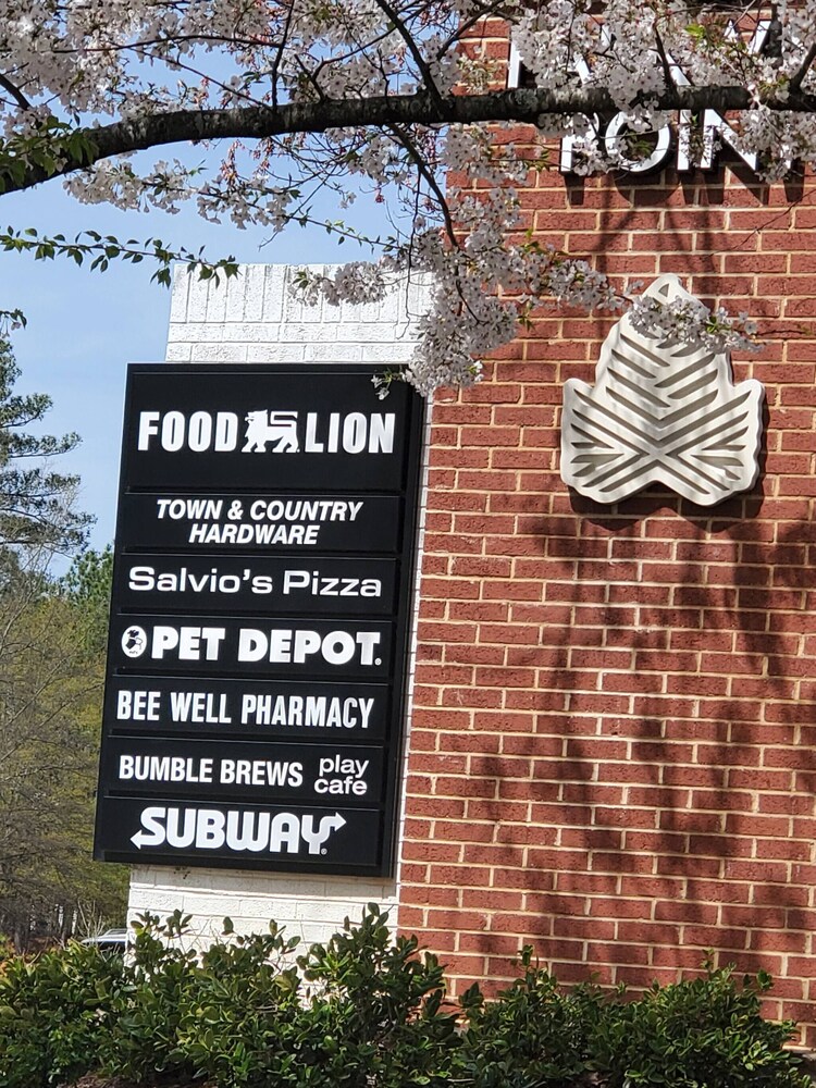 Jacuzzi,crib,walk to Chineese,kebab Rest,food Lion