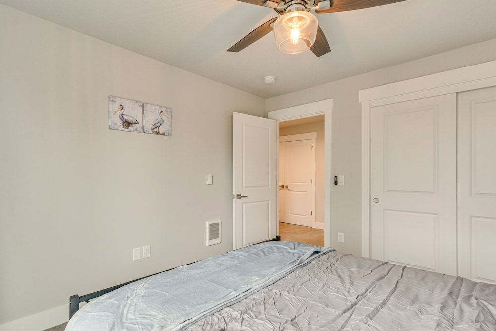 Columbia River Views: Spacious Hammond Getaway!