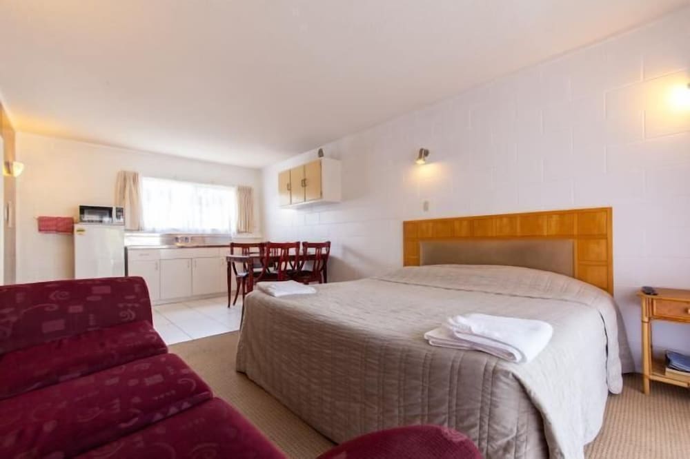 Sunset Lodge Motel - Image 1