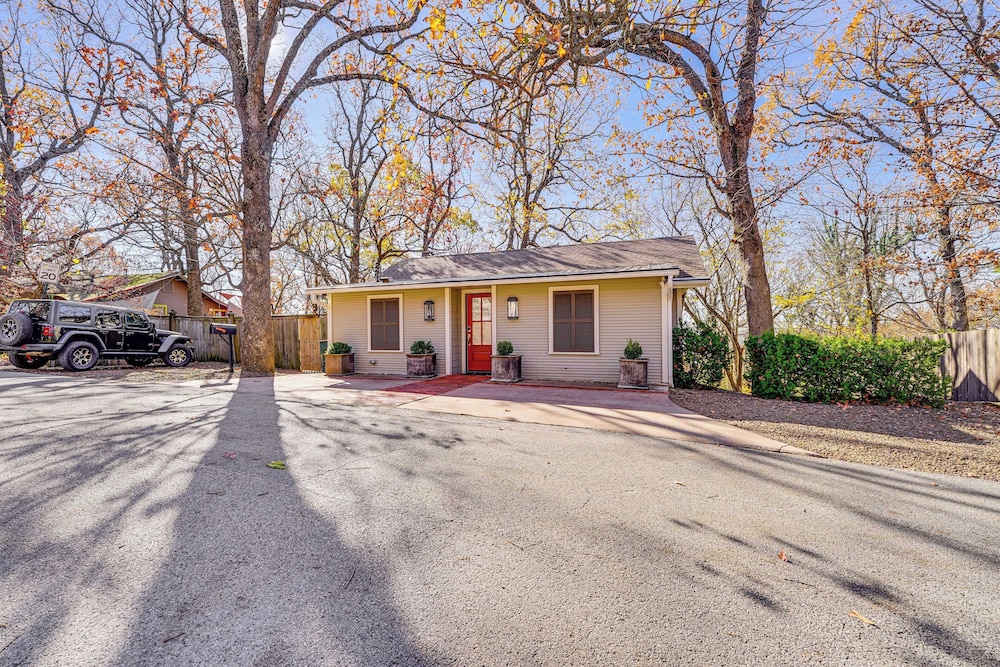 1 Mi to Dtwn Fayetteville: Home w/ Fenced Yard
