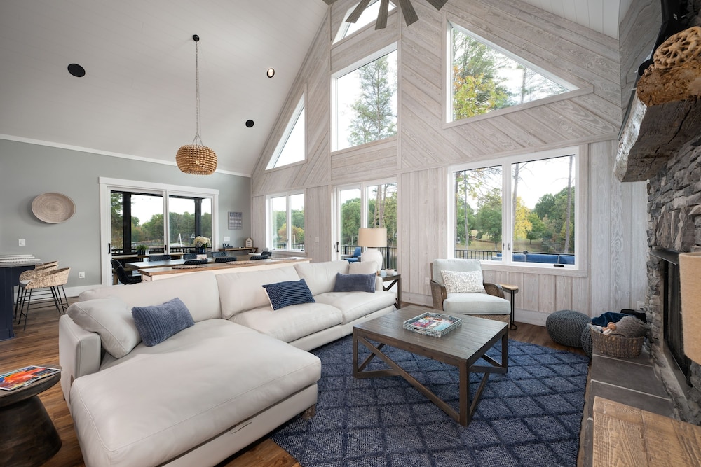 Blue Heron by Avantstay Lakefront Dock Pool Theater Sleeps 22
