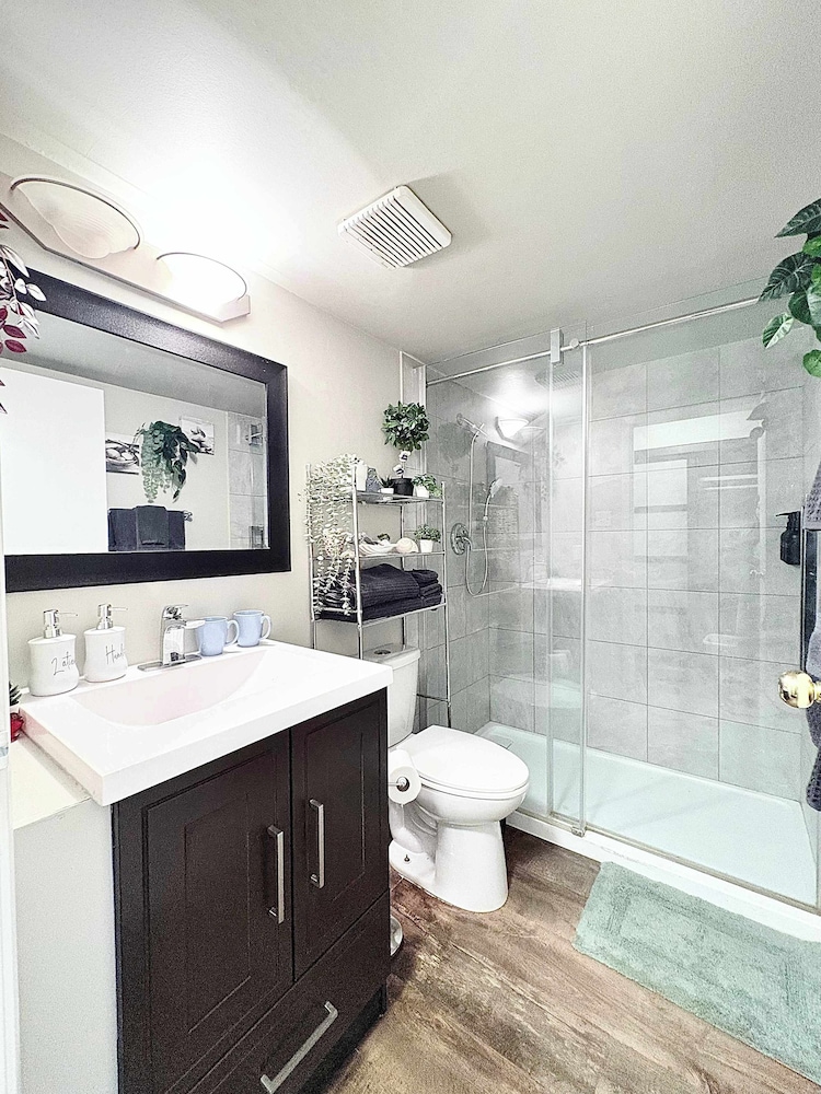 Stylish Downtown Condo near Rogers Place | Parking, Gym, Balcony & Kitchen