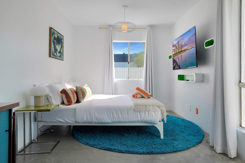 Retro Desert Retreat - Ideal Palm Springs