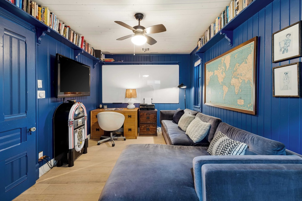 Chic LA Hideaway w/ Soaking Tub, Firepit Lounge & Tranquil Backyard