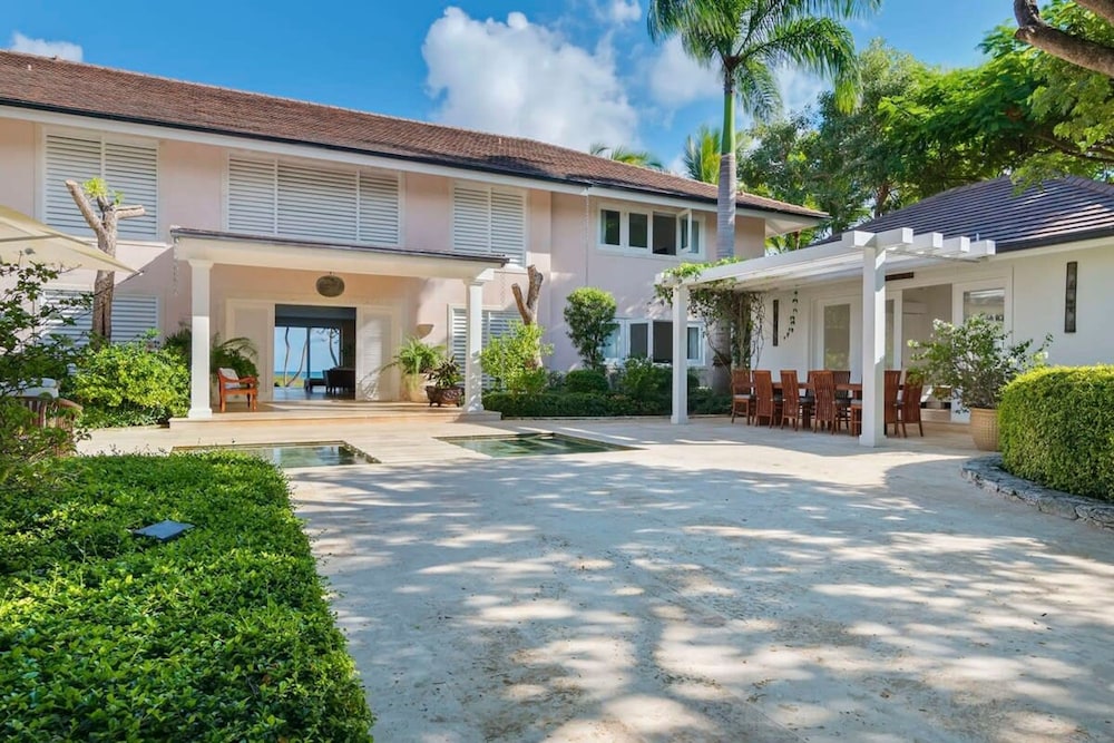 Oceanfront Golf Course Estate w Pool Guest House