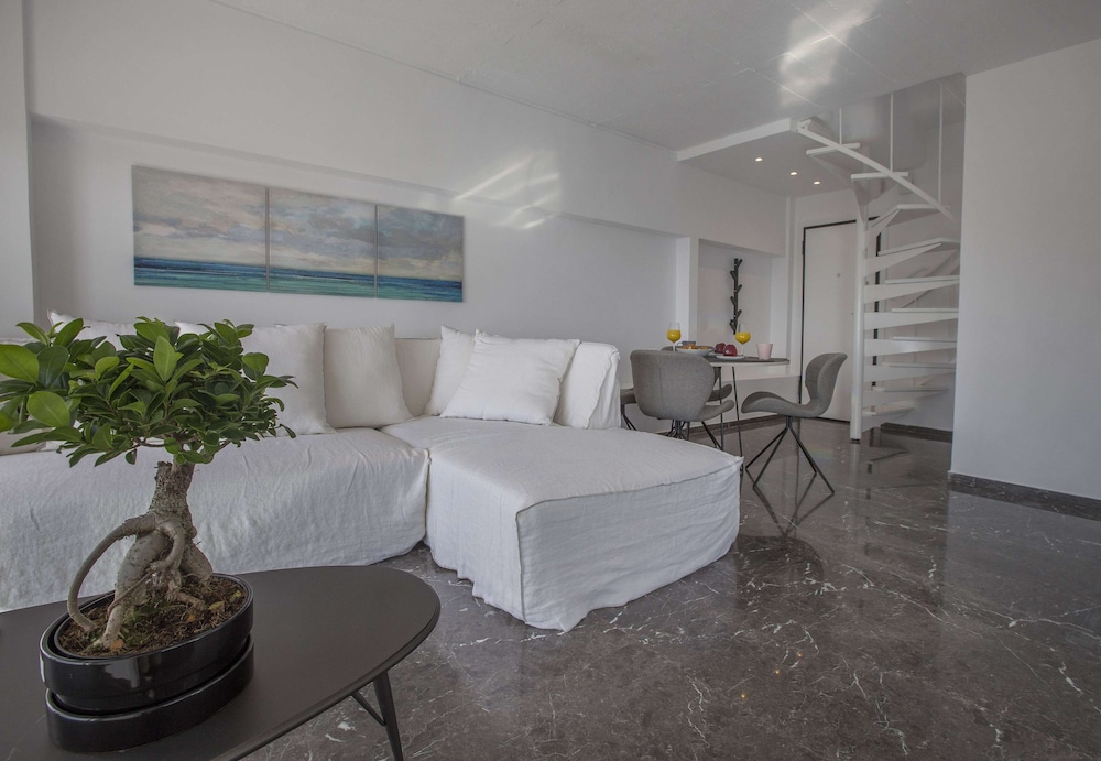 Luxury penthouse with stunning riviera view by GHH