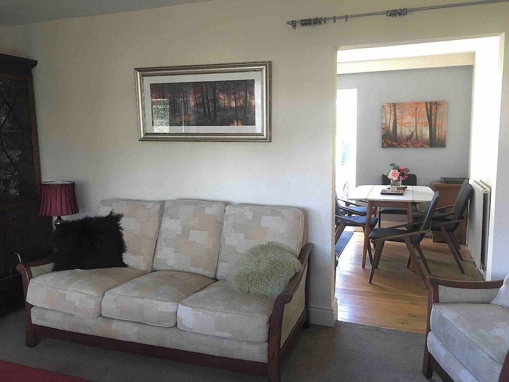 House-sleeps 5-parking-bbq-garden-patio