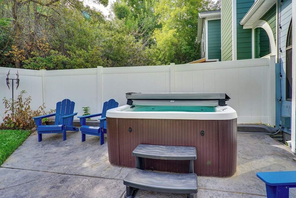 Mtn Views & Canyon Access: Cottonwood Heights Home