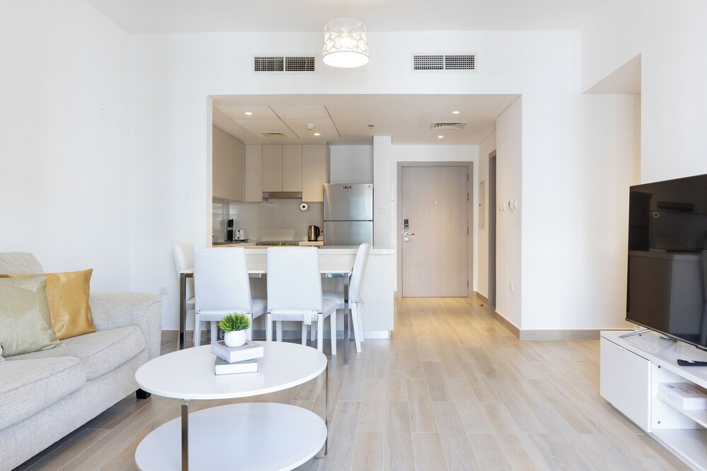 Bloomfields Luxurious 2Br Water Edge