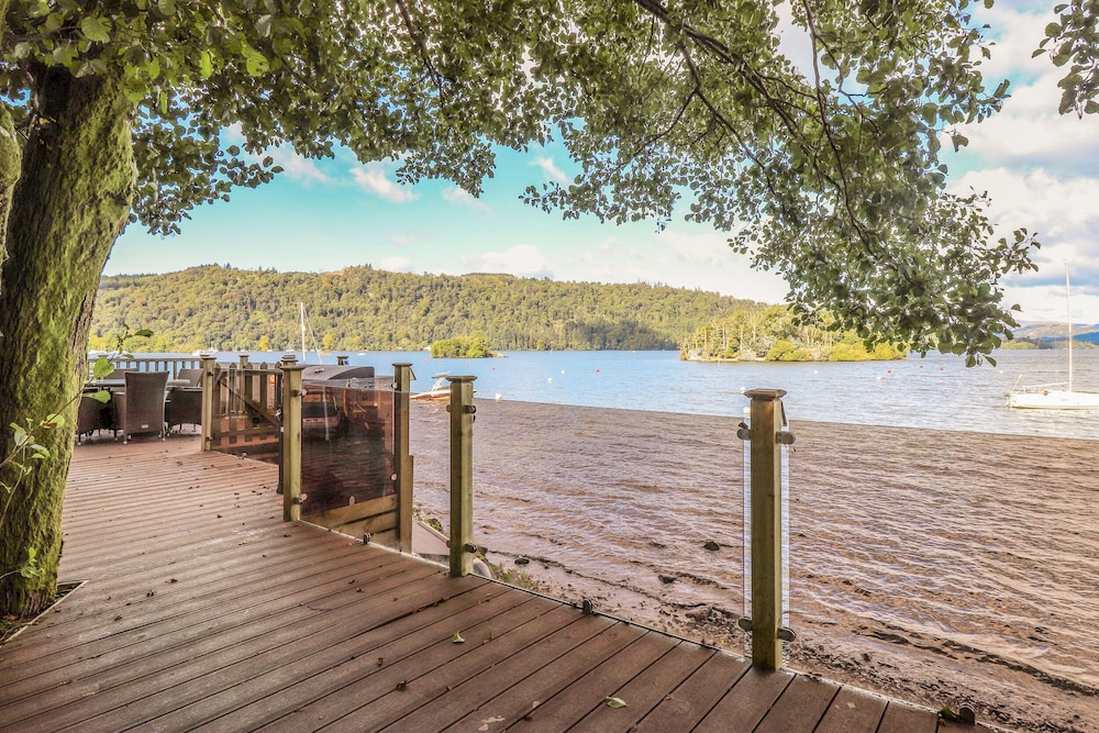 Lakeside Lodge
