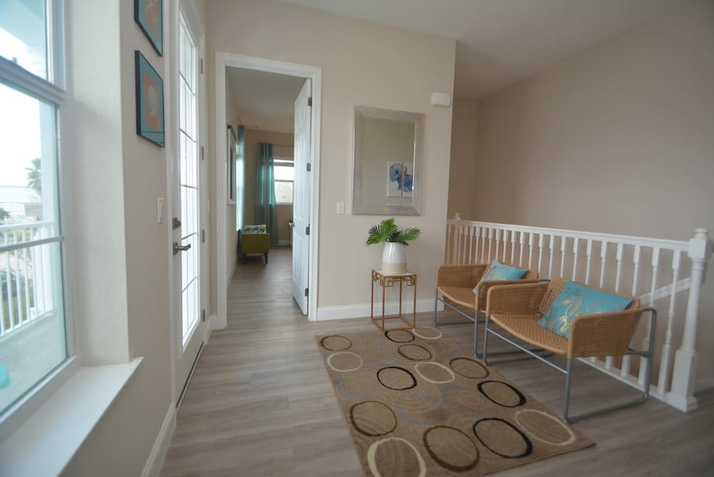 Beach Front 5 bed 4 Bath Luxury House Hot Tub Fenced Yard Pets Welcome