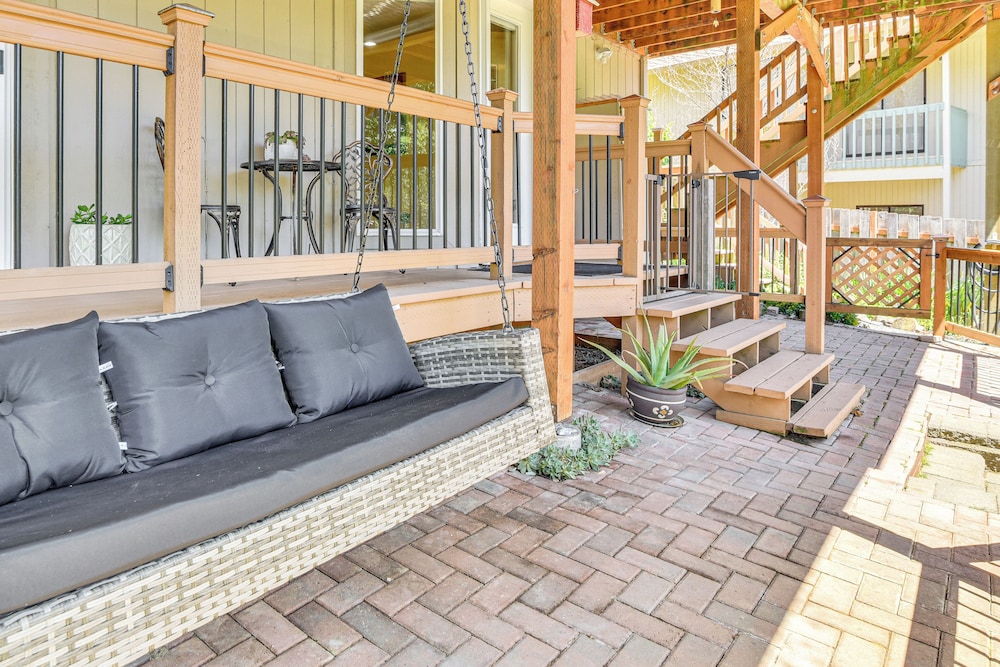 Backs to Wetlands: Tranquil Beaverton Retreat!