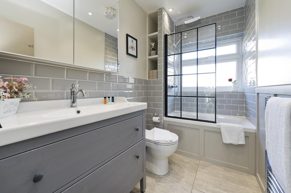 Attractive two Bedroom Flat in Ealing Broadway by Underthedoormat