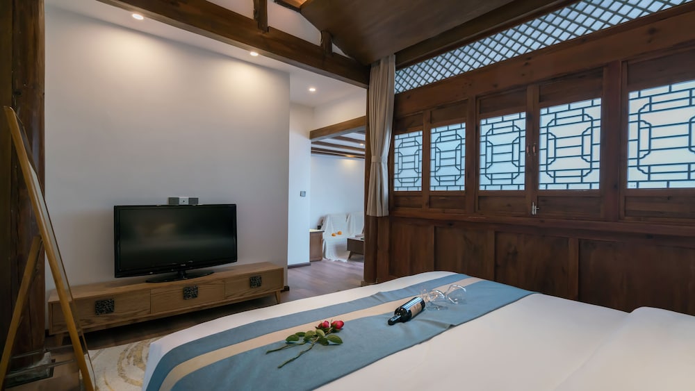 Lize Graceland Artistic Suite Inn