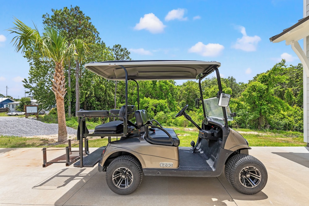 Spacious 6BR Beach Home Sleeps 15 Relax & Reconnect at Coastal Breeze