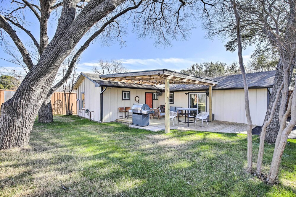 Dallas Area Suburban Home w/ Yard ~12 Mi to Dtwn! view 5