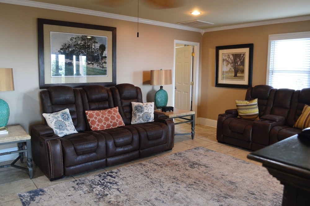 5 BR House Lake Retreat w/ Hot Tub, Sleeps 12
