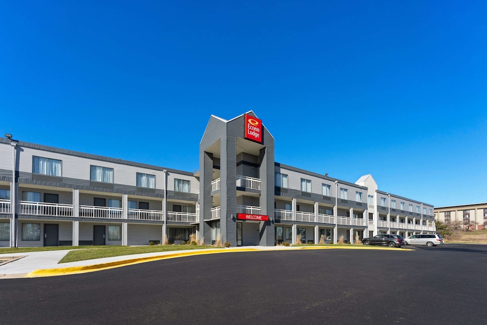 Rockford Vacations - Econo Lodge - Property Image 1