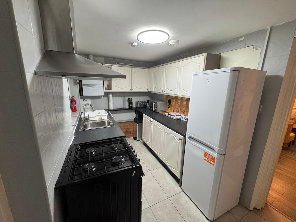 3BR House with Free WiFi All Over UK