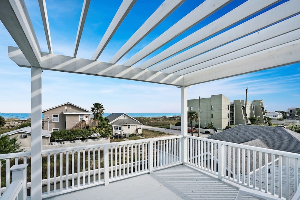 100 Steps to Beach Deck w Ocean View Beach Gear