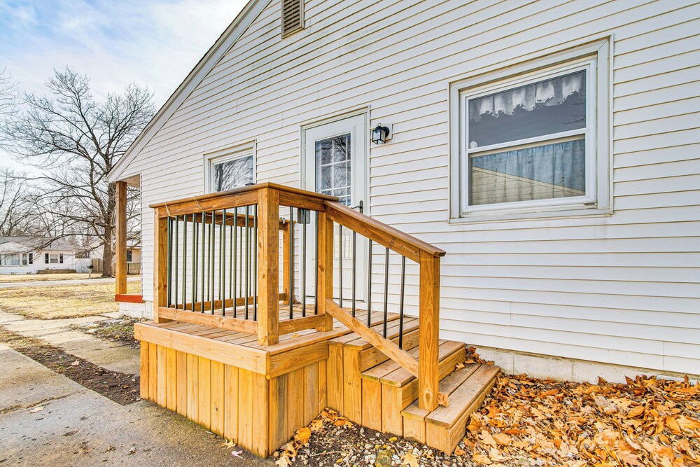 < 1 Mi to Route 66: Home w/ Large Yard!