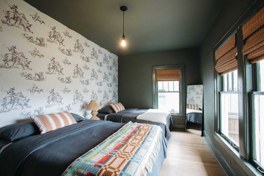 East Nashville Retreat w/ Fireplace, Backyard Firepit, Outdoor Dining & Minutes From Downtown Music, Food & Nightlife Chapel House by Avantstay
