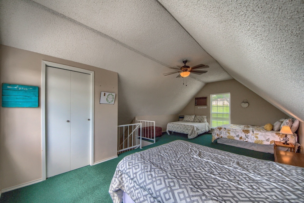 A Shore Thing Cl1105c 1 Bedroom Cottage by RedAwning