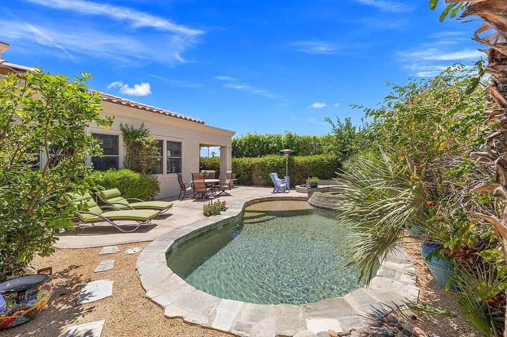 Stylish 2BR w Spa Patio