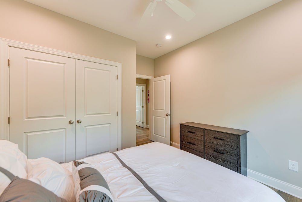 4 Mi to Auburn University: Townhome w/ Fenced Yard