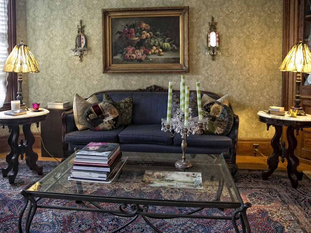 Circular Manor Bed and Breakfast