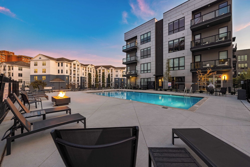 2 Units in Walkable Midtown Location, Gym+pool Honkey-tonk & Muse by Avantstay