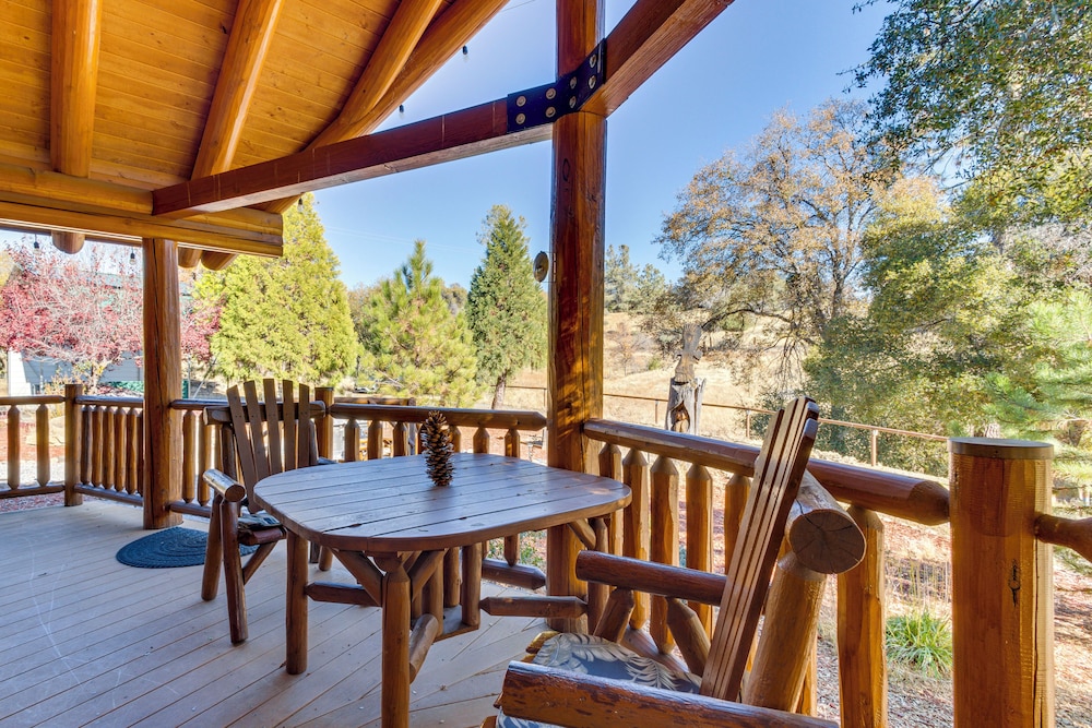 33 Mi to Yosemite NP: Custom Log Home w/ Deck!