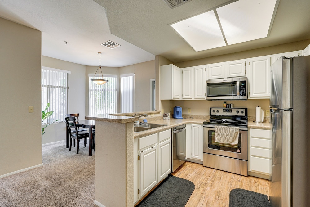12 Mi to Old Town Scottsdale: Condo w/ Pool Access