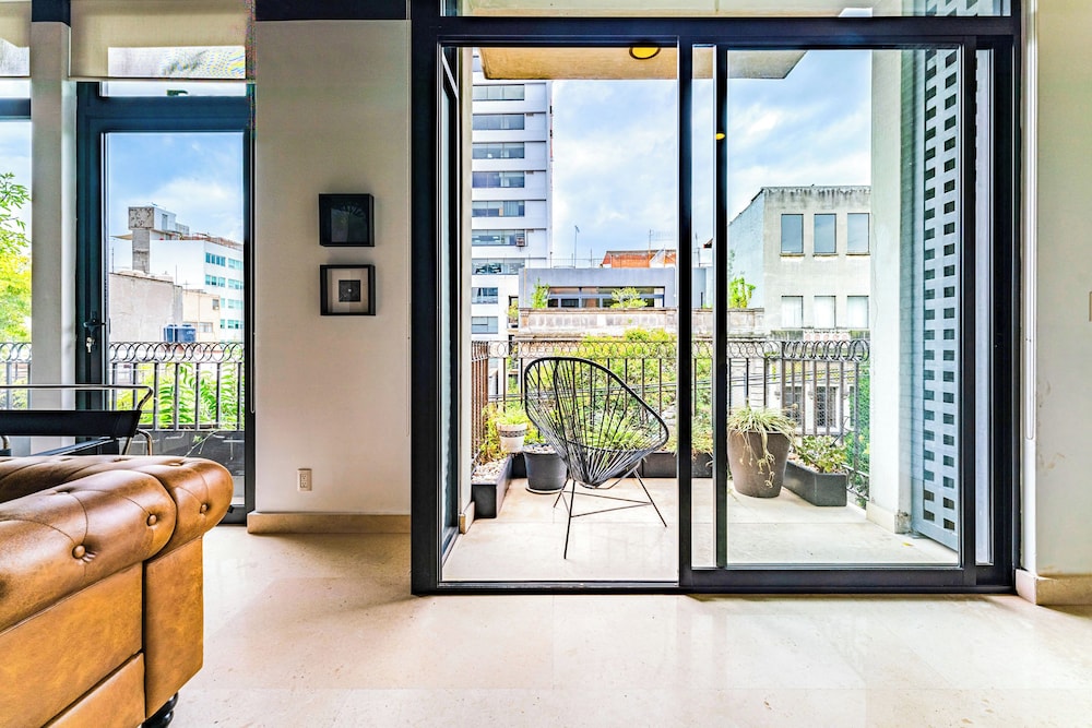 NEW Perfect Location with Free Parking photo 4