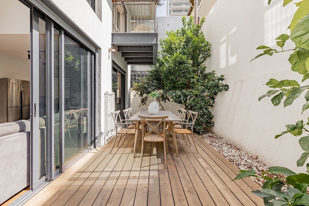 Allenby Spacious 6BR Home by Sea N' Rent
