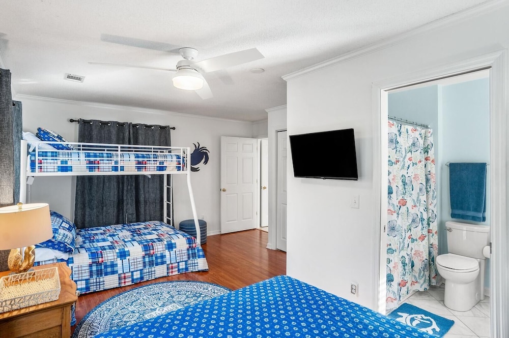 Beautifully Updated, Dog Friendly 4-bed, 4-bath Home Near Beach