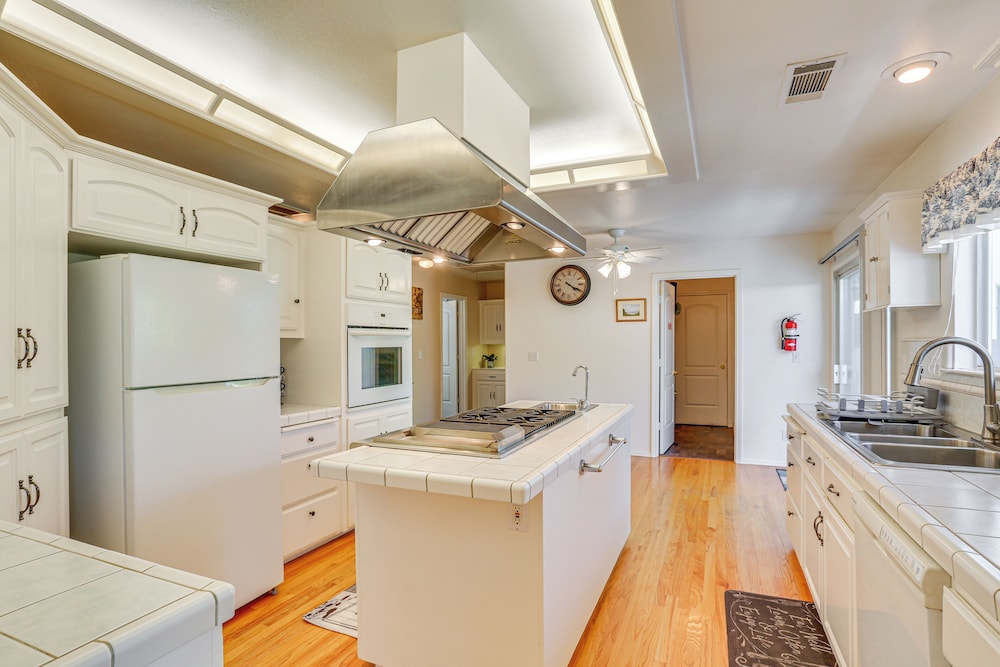 10 Mi to Redding: Serene Escape w/ Spacious Yard!