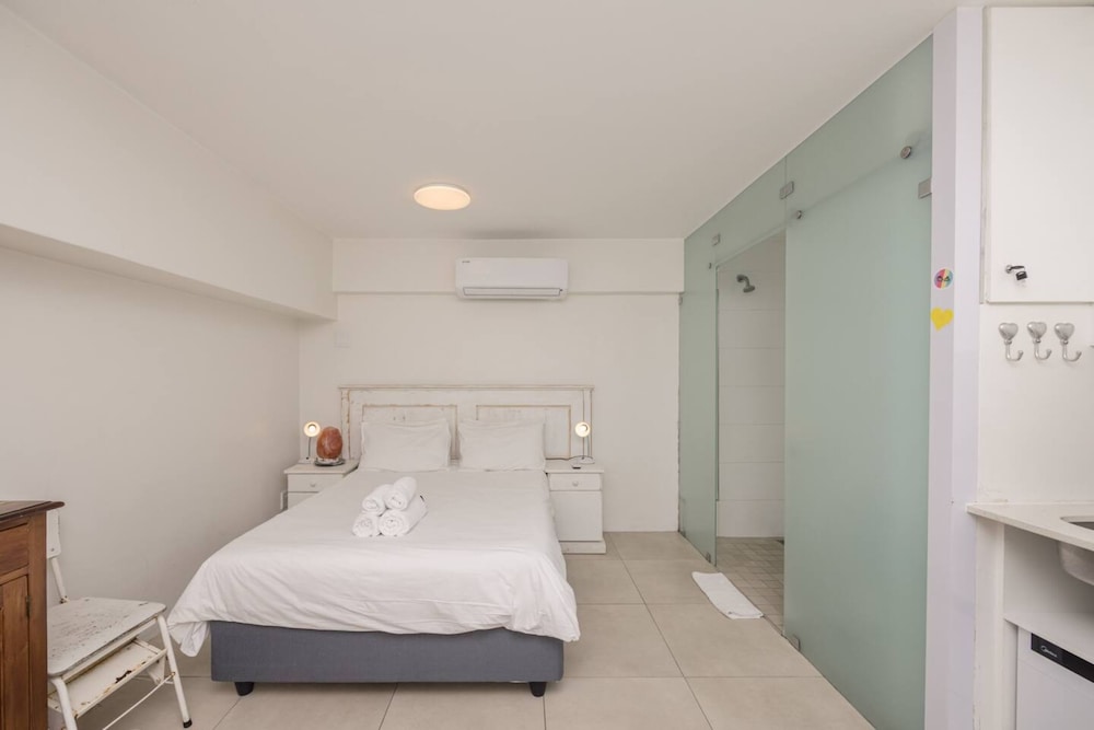 Bright and Adorable Studio in Vredehoek view 2