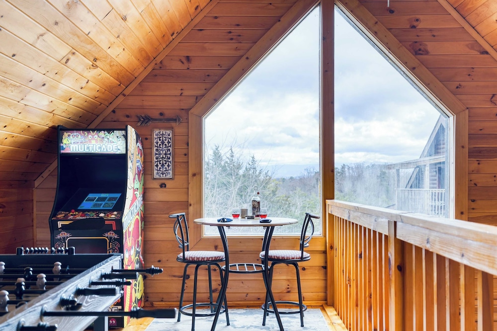 Mountains are Calling by Avantstay Sleeps 8 Hot Tub + Game Loft Located in Douglas Lake Resort