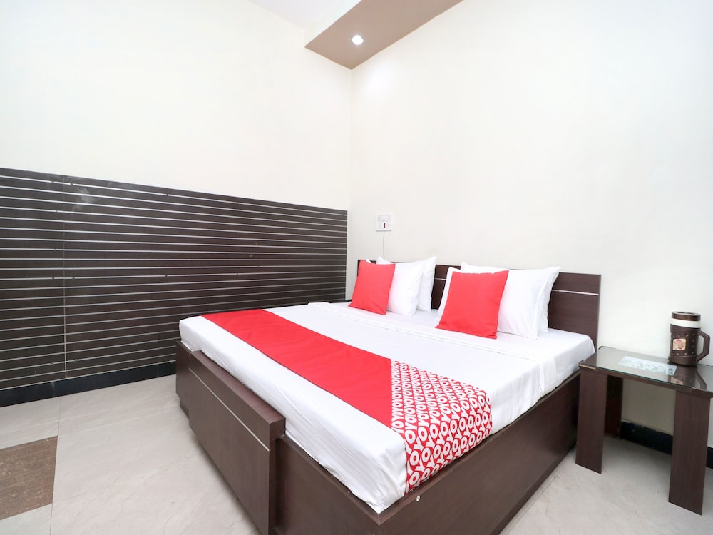 OYO 14860 Hotel Silver Star