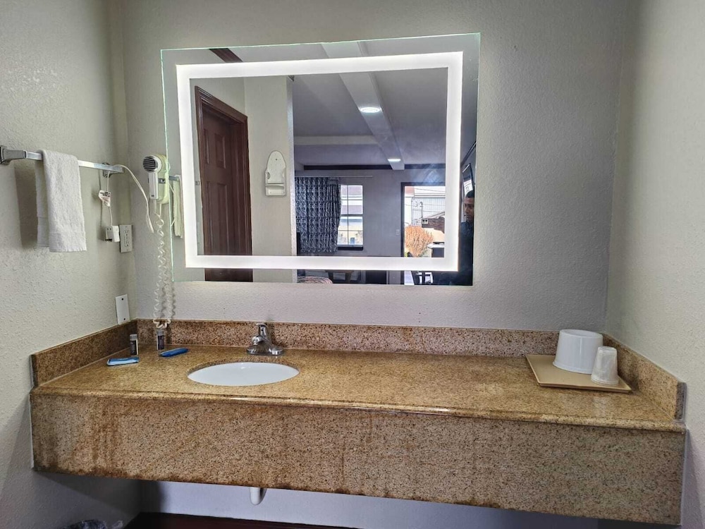 American Inn & Suites By Capital O Victoria US-59