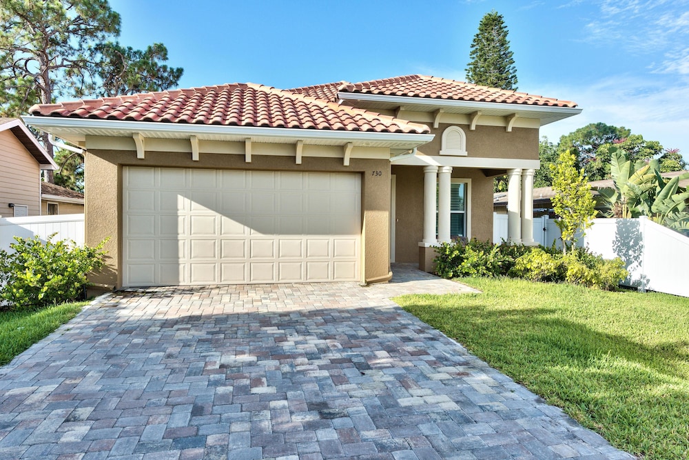 Amalfi Vacation Rental: Stylish 3-BR Retreat Steps from Vanderbilt Beach. Relax by the Private Pool and Enjoy Modern Amenities. Ideal for Families with Eas