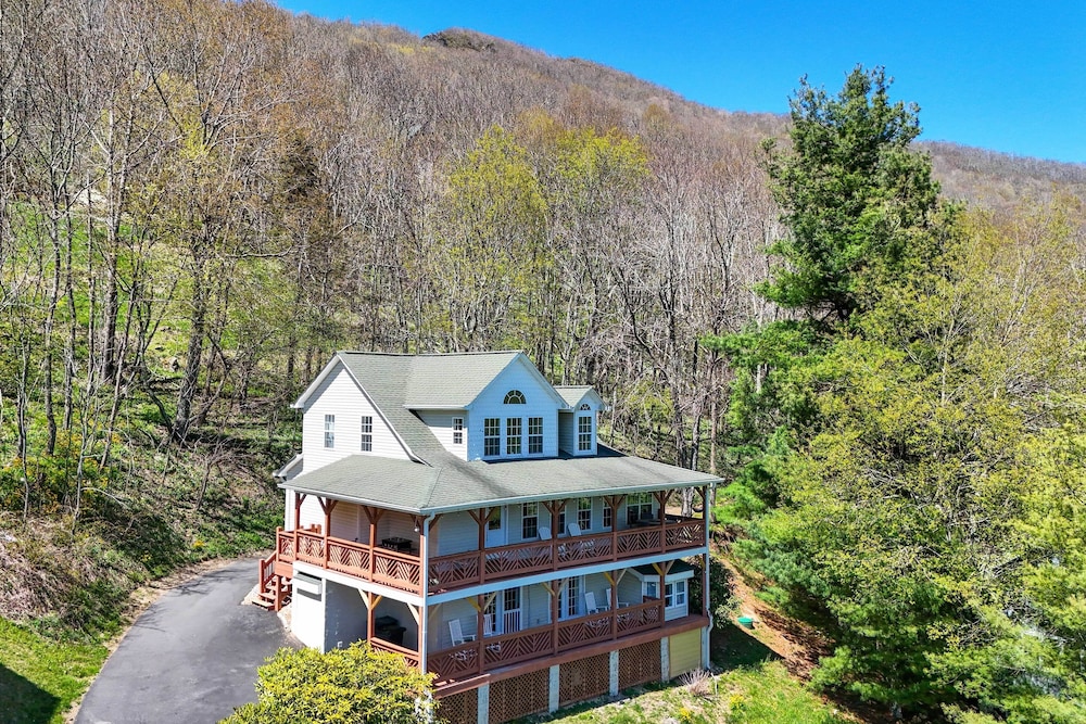 Seven Devils Hideaway w/ View Near Sugar Mountain! view 4