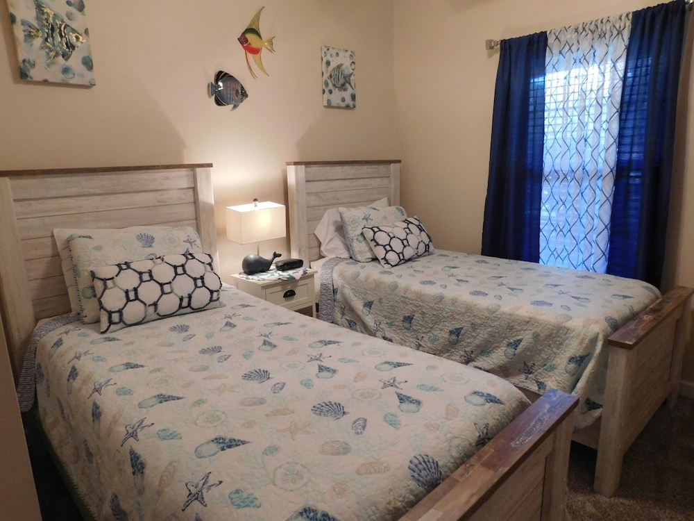 River Crossing #611 2 Bedroom Condo by RedAwning view 3