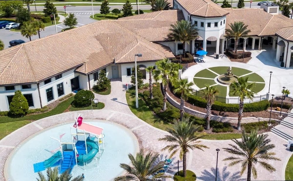 Modern 2Bd Townhome Minutes to Disney w Waterpark