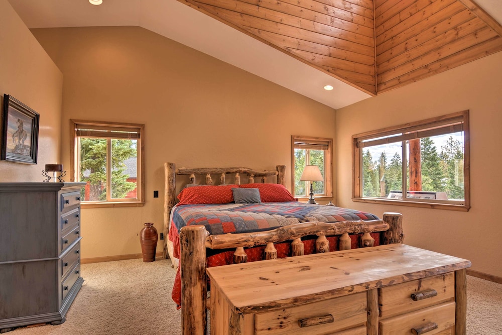 Duck Creek Village Chalet w/ Fire Pit & Decks view 4