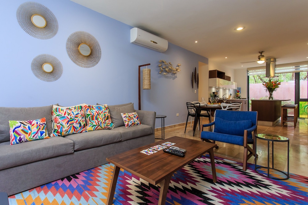 Vibrant Condo in Nature with Pool view 3