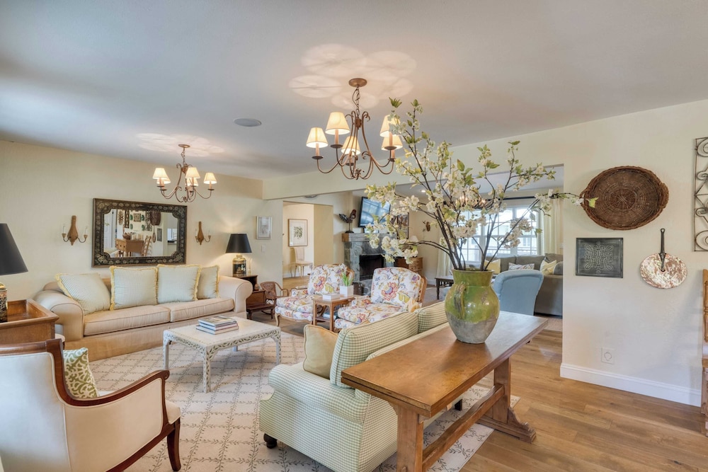 Glen Ellen Escape 5BR Retreat w/ Pool, Hot Tub, Hammocks & Vineyard Views