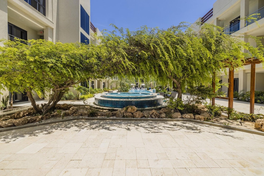 Modern NEW 2br2ba Condo w Pool Resort Amenities