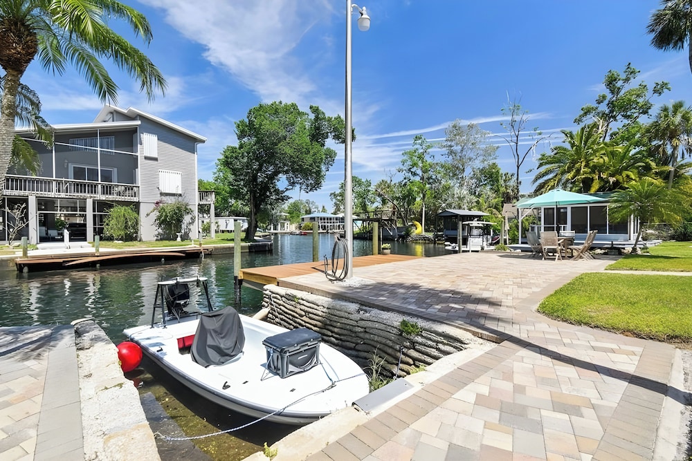 Waterfront Gem on Weeki Wachee River w/ Boat Slip!